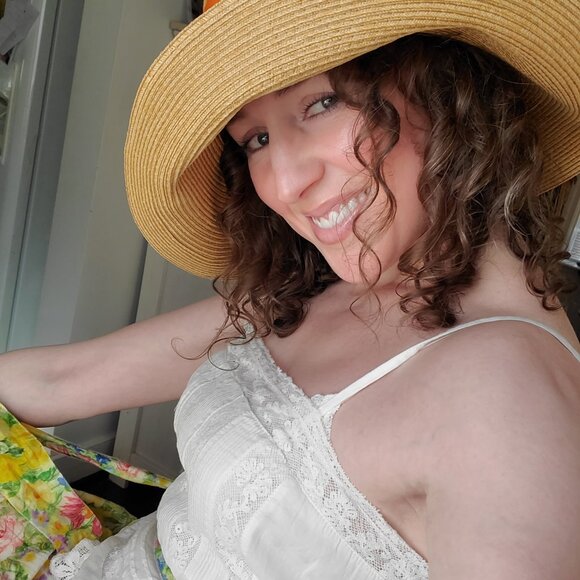 Meet your Posher, Aurora - Picture 5 of 13